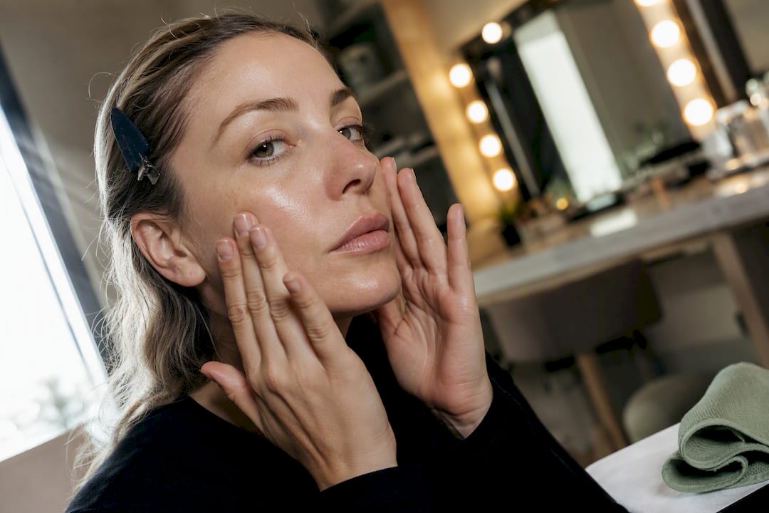 Η makeup artist πιέζει απαλά το πρόσωπό της